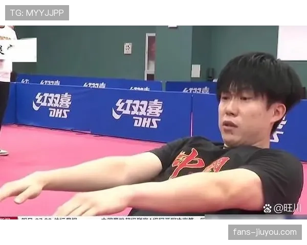 王楚钦戴着豪表蹲路边摊吃夜宵，旁边大爷那表情我笑出了声