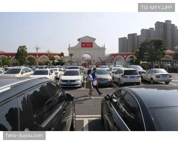 莱万吃个饭都像在开豪车展，普通人怎么看他拎包都带自带气场？